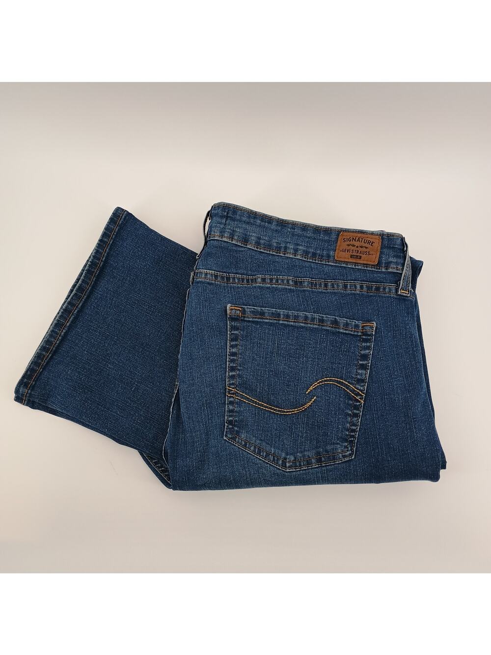 Levi Strauss Mid Rise Boot Cut Women's Jeans size 20 M W35 L32 Med Wash Stretch
